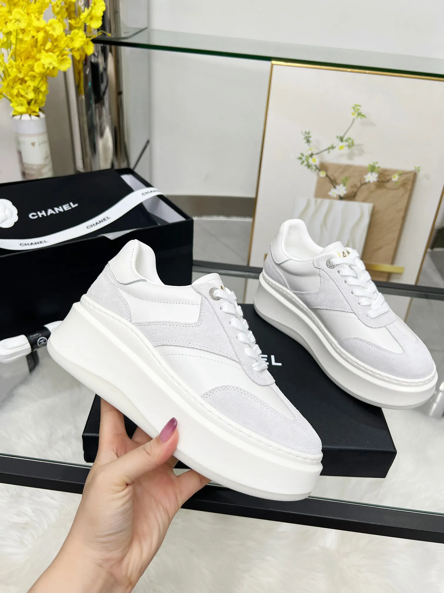 👟👟Ex-factory price 480👟👟 CHANEL 25C spring and summer new sports shoes official website is available at the same time ❤️ Counter out-of-stock kings. Major bloggers are recommending new styles on social days. This season’s new styles are simply eye-catching and look great on the feet. The casual casual sports style is refreshing and natural, interpreting Chanel’s fashionable femininity. The overall customization makes all sports models on the market at that time obsolete. This series is now available for sale! The upper is made of custom imported pebbled calf leather ➕ custom frosted calf leather. The lining is made of original one-to-one professionally customized mesh. Hardware accessories. Original full set of molds (not common in the market). Original custom molded TPU combination outsole. Height 4 cm. Women's size 35-39.